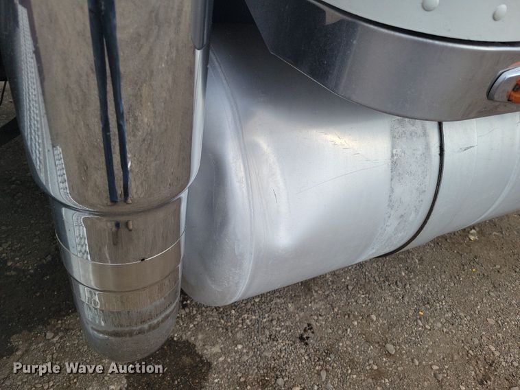 image for item LG9511 2000 Peterbilt 377  semi truck