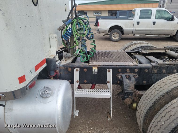 image for item LG9511 2000 Peterbilt 377  semi truck