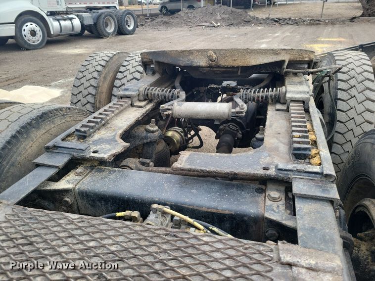 image for item LG9511 2000 Peterbilt 377  semi truck