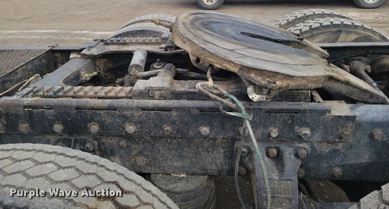 image for item LG9511 2000 Peterbilt 377  semi truck