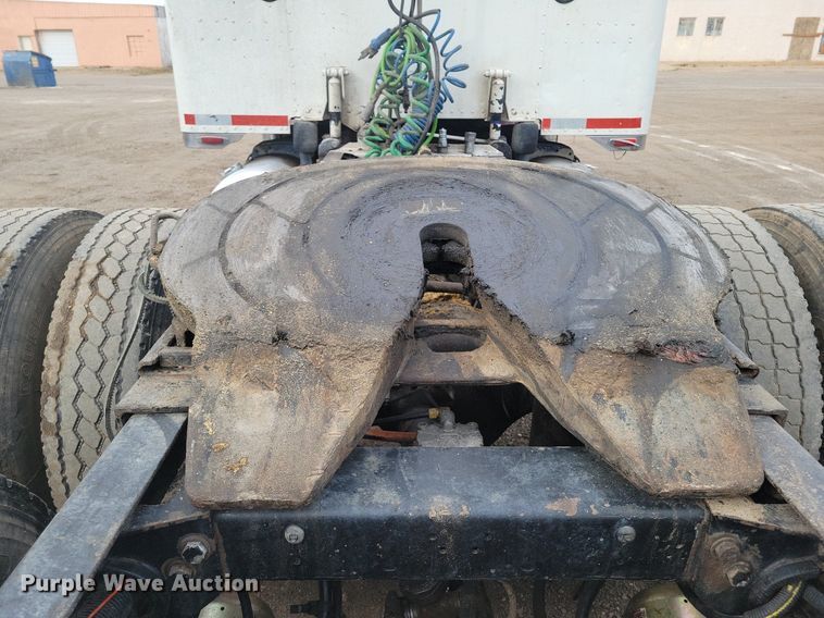 image for item LG9511 2000 Peterbilt 377  semi truck