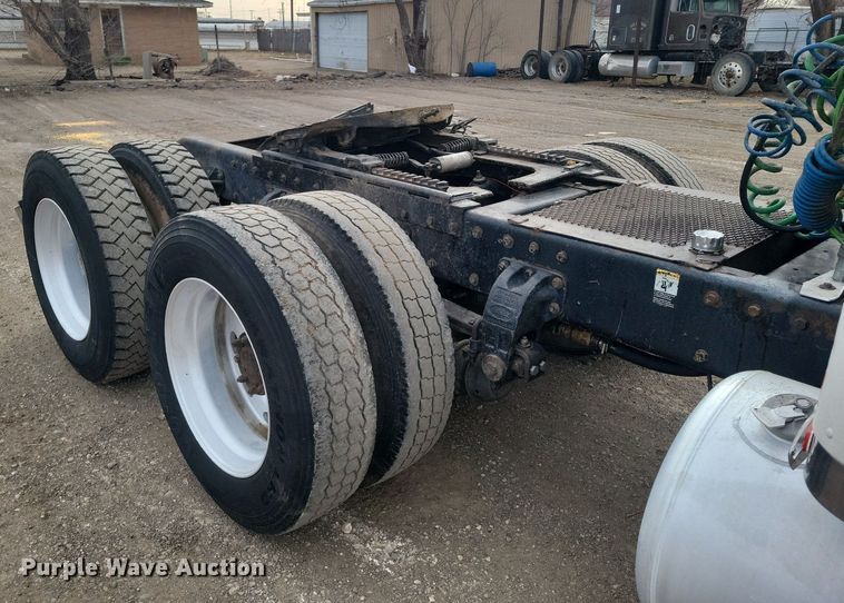 image for item LG9511 2000 Peterbilt 377  semi truck