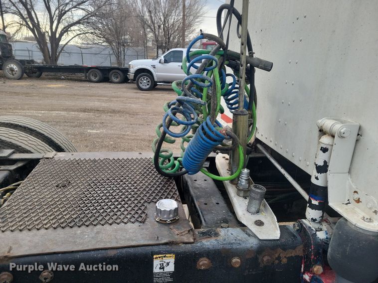 image for item LG9511 2000 Peterbilt 377  semi truck