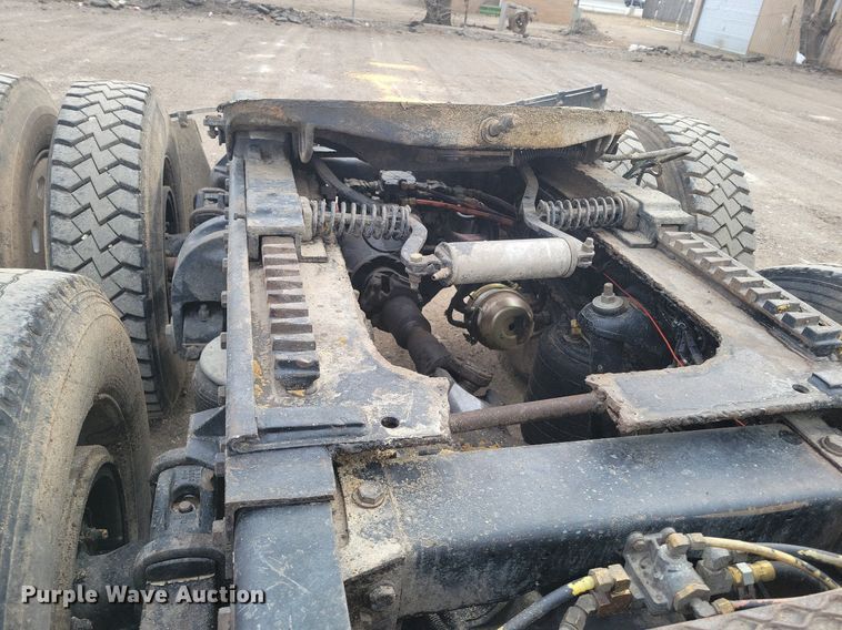 image for item LG9511 2000 Peterbilt 377  semi truck