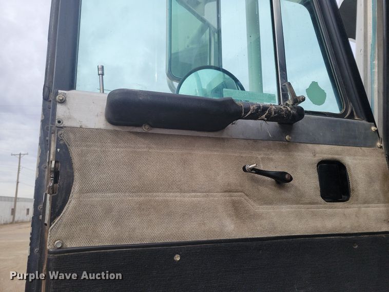 image for item LG9511 2000 Peterbilt 377  semi truck