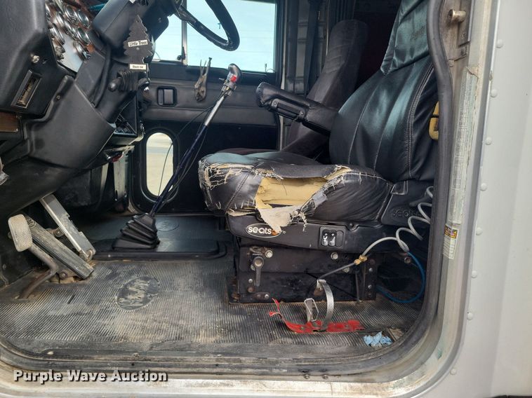 image for item LG9511 2000 Peterbilt 377  semi truck