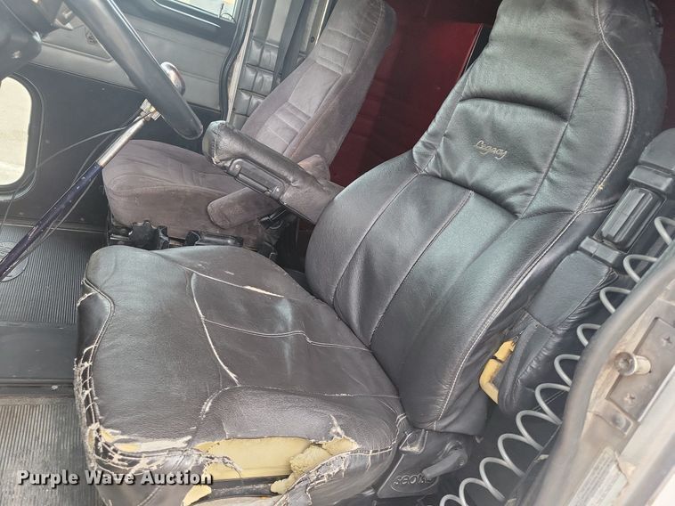 image for item LG9511 2000 Peterbilt 377  semi truck