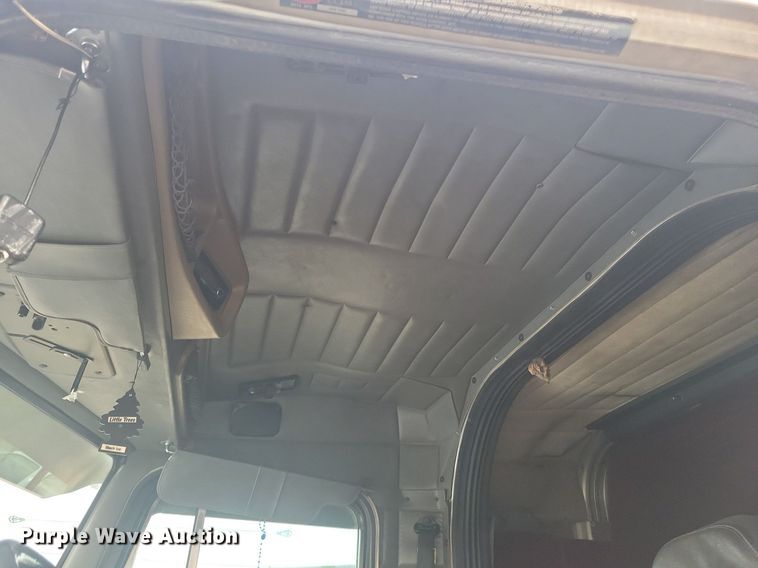 image for item LG9511 2000 Peterbilt 377  semi truck