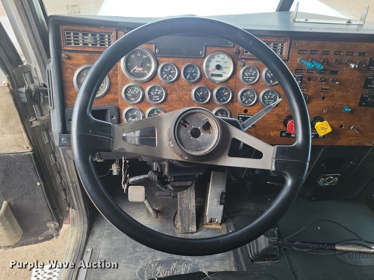 image for item LG9511 2000 Peterbilt 377  semi truck