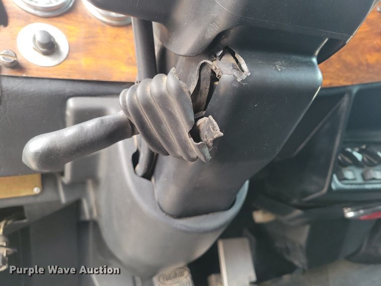 image for item LG9511 2000 Peterbilt 377  semi truck