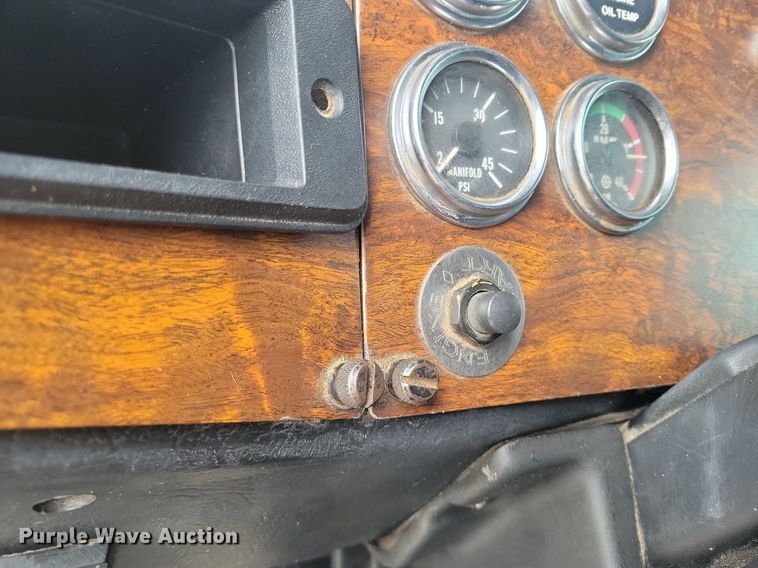 image for item LG9511 2000 Peterbilt 377  semi truck