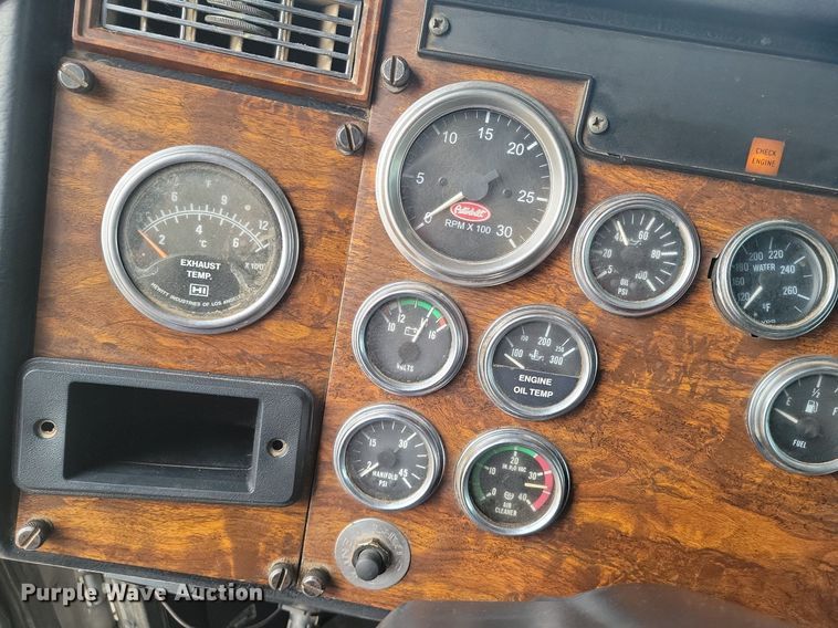 image for item LG9511 2000 Peterbilt 377  semi truck