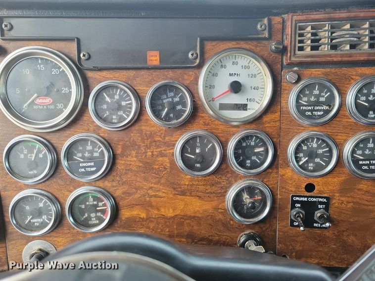 image for item LG9511 2000 Peterbilt 377  semi truck