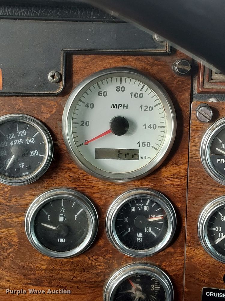 image for item LG9511 2000 Peterbilt 377  semi truck