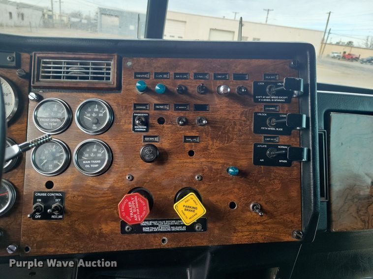 image for item LG9511 2000 Peterbilt 377  semi truck