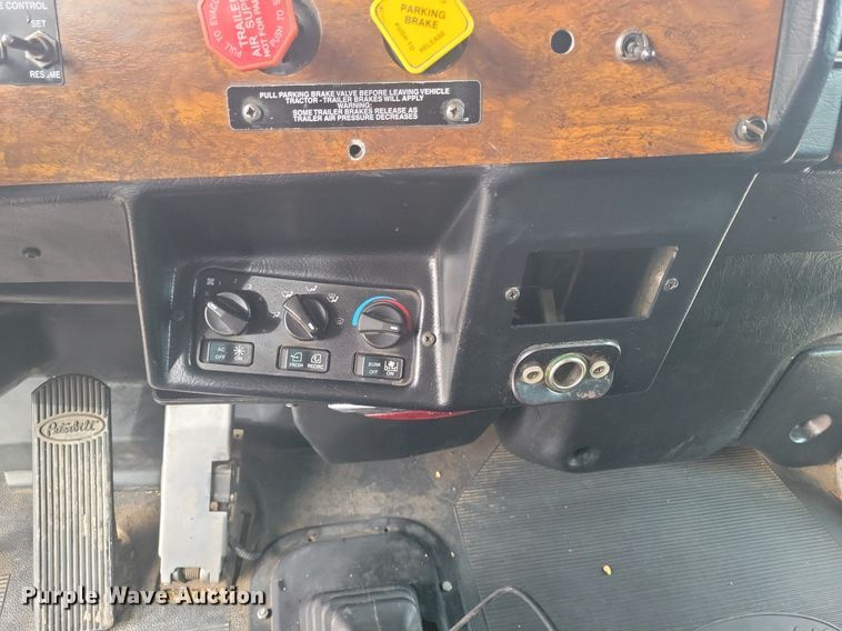 image for item LG9511 2000 Peterbilt 377  semi truck