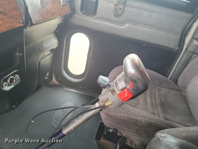 image for item LG9511 2000 Peterbilt 377  semi truck