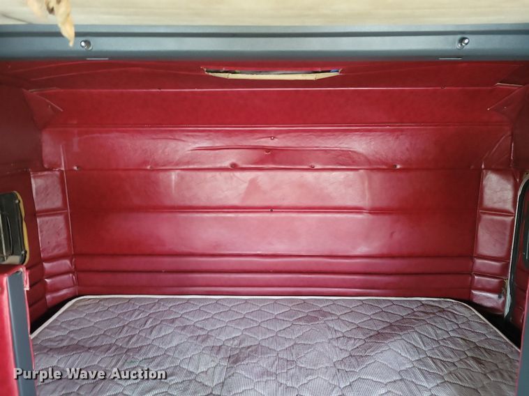 image for item LG9511 2000 Peterbilt 377  semi truck