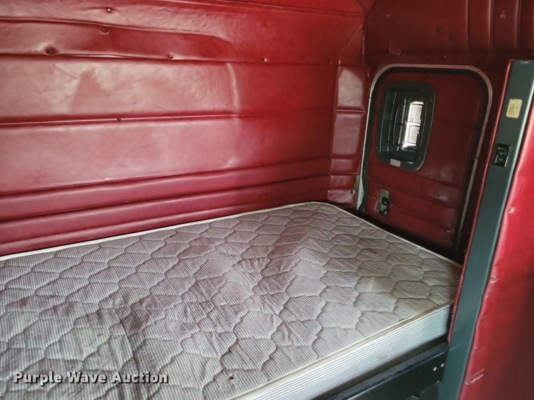 image for item LG9511 2000 Peterbilt 377  semi truck