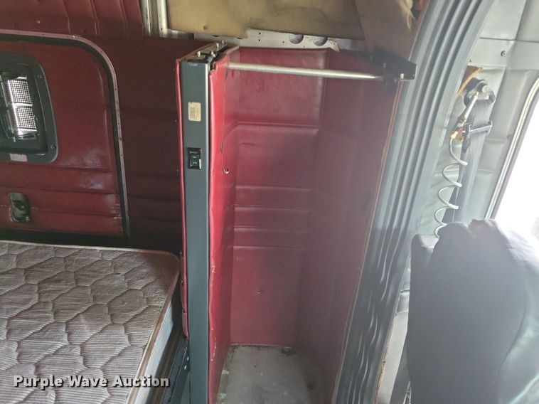 image for item LG9511 2000 Peterbilt 377  semi truck