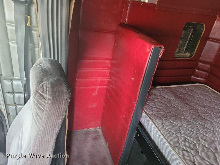 image for item LG9511 2000 Peterbilt 377  semi truck