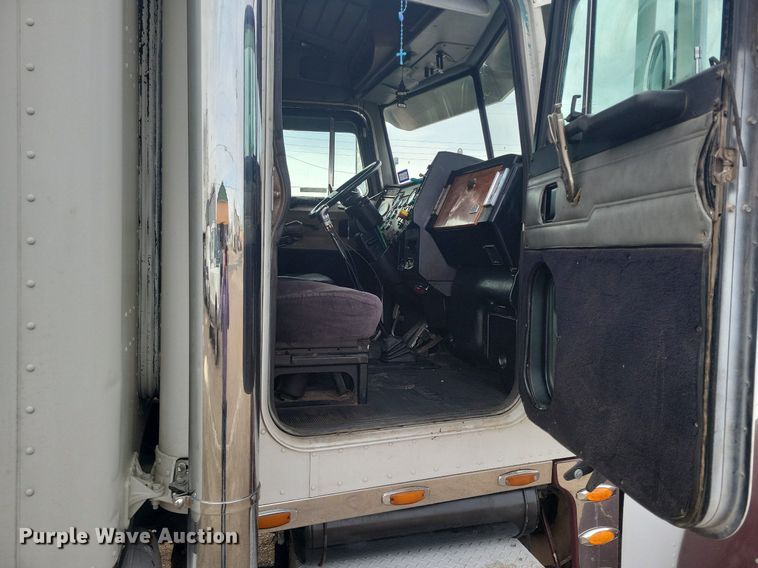 image for item LG9511 2000 Peterbilt 377  semi truck