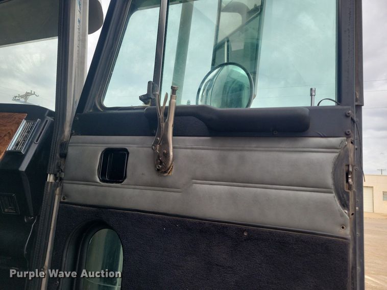 image for item LG9511 2000 Peterbilt 377  semi truck