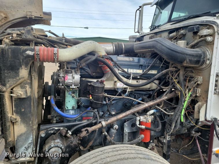 image for item LG9511 2000 Peterbilt 377  semi truck