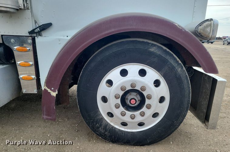 image for item LG9511 2000 Peterbilt 377  semi truck