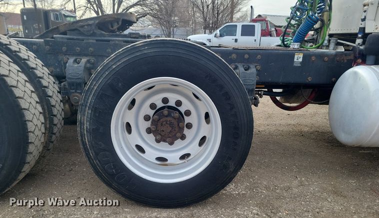 image for item LG9511 2000 Peterbilt 377  semi truck