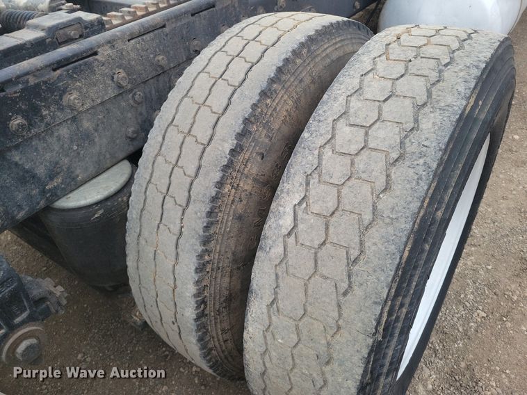 image for item LG9511 2000 Peterbilt 377  semi truck