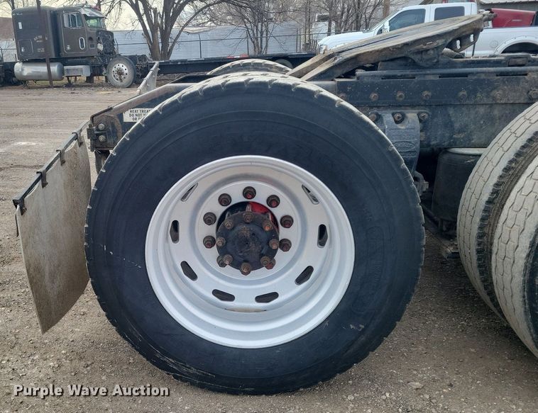 image for item LG9511 2000 Peterbilt 377  semi truck