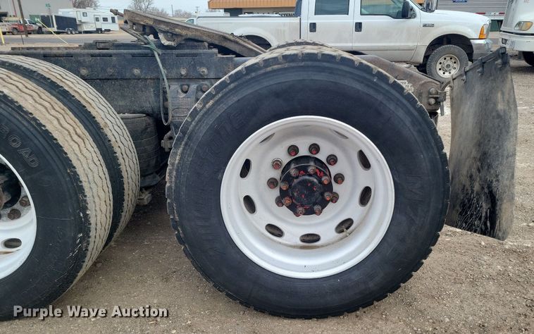 image for item LG9511 2000 Peterbilt 377  semi truck