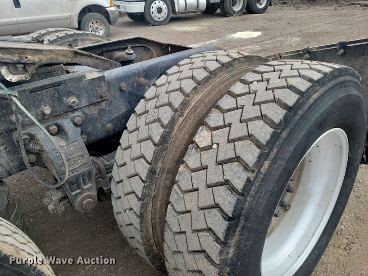 image for item LG9511 2000 Peterbilt 377  semi truck