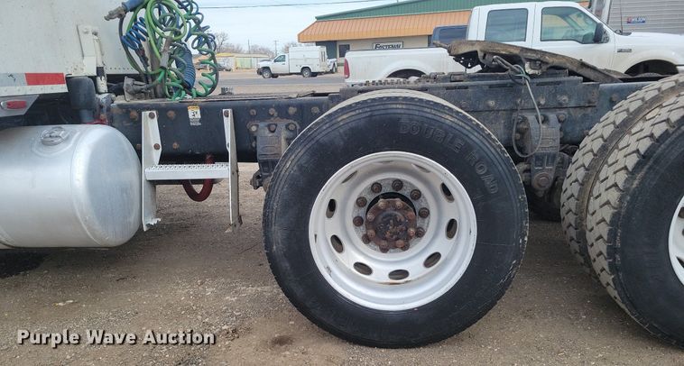 image for item LG9511 2000 Peterbilt 377  semi truck