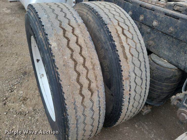 image for item LG9511 2000 Peterbilt 377  semi truck