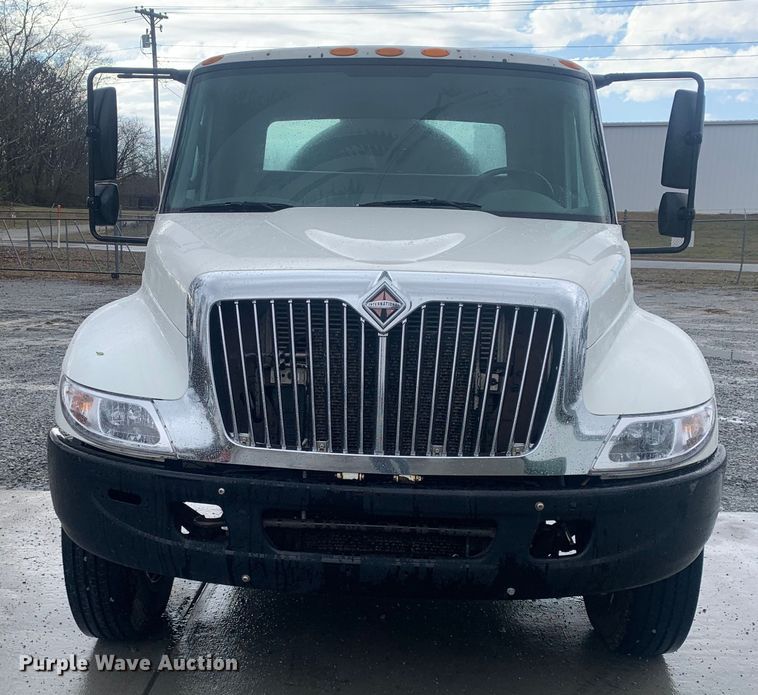 image for item LI9095 2004 International 4300  tank truck