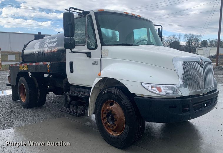 image for item LI9095 2004 International 4300  tank truck