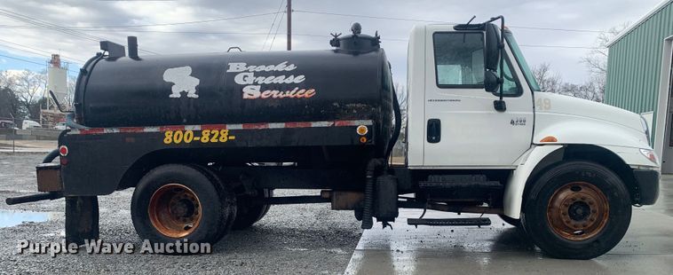 image for item LI9095 2004 International 4300  tank truck