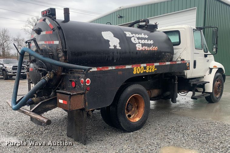 image for item LI9095 2004 International 4300  tank truck