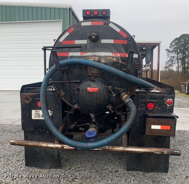 image for item LI9095 2004 International 4300  tank truck