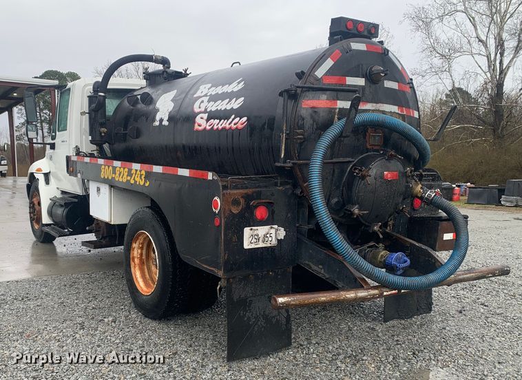 image for item LI9095 2004 International 4300  tank truck