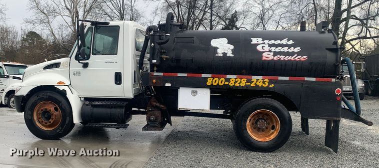 image for item LI9095 2004 International 4300  tank truck