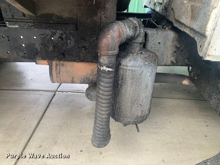 image for item LI9095 2004 International 4300  tank truck