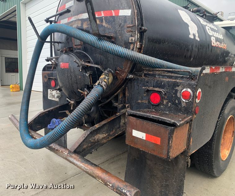 image for item LI9095 2004 International 4300  tank truck