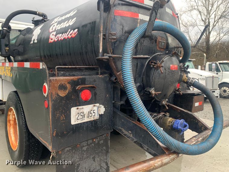 image for item LI9095 2004 International 4300  tank truck