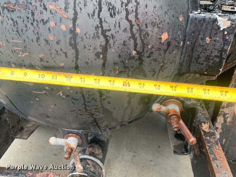 image for item LI9095 2004 International 4300  tank truck