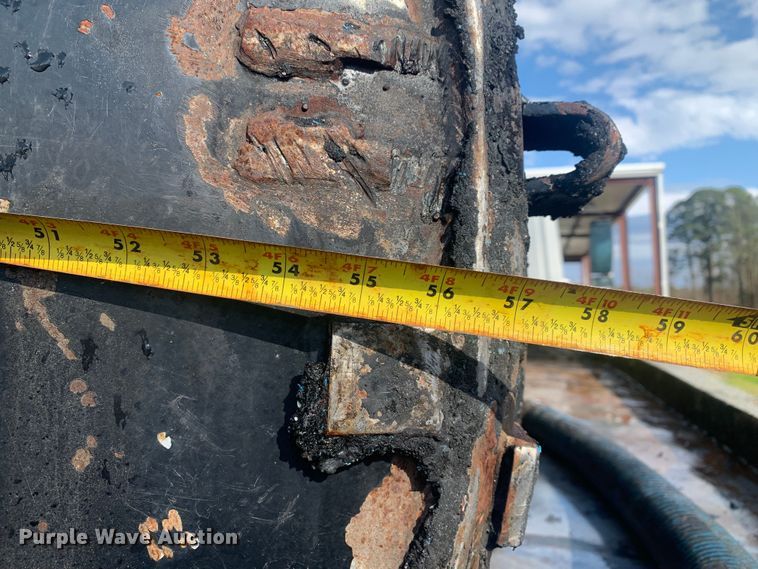 image for item LI9095 2004 International 4300  tank truck