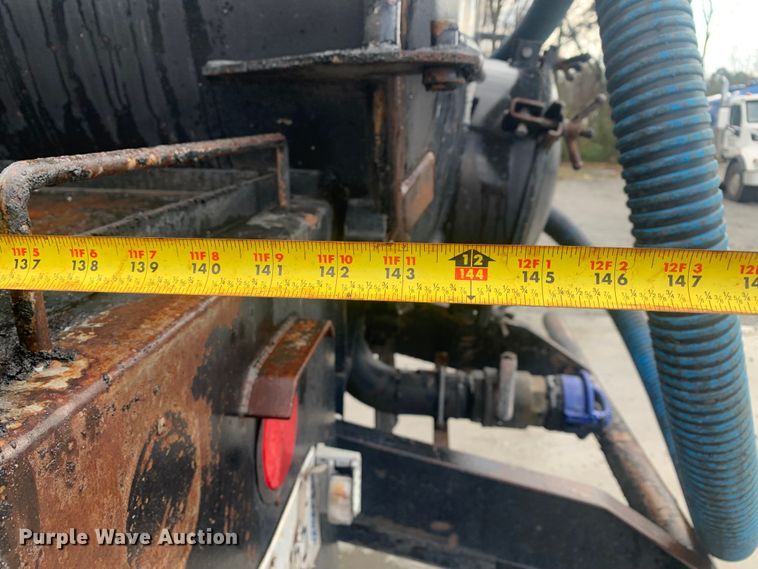 image for item LI9095 2004 International 4300  tank truck