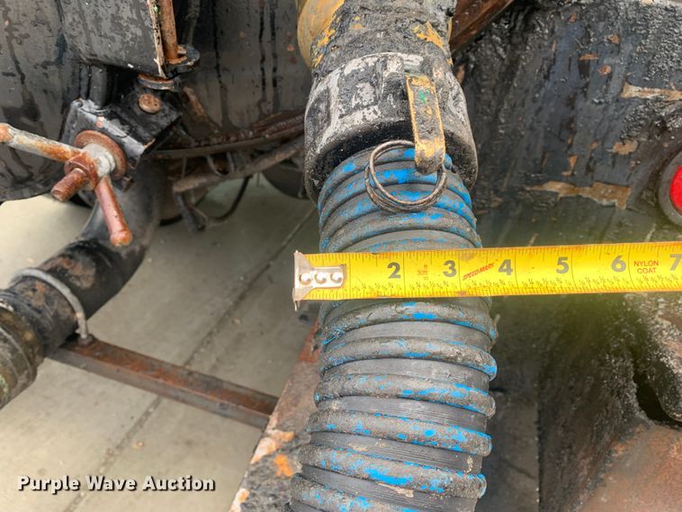 image for item LI9095 2004 International 4300  tank truck